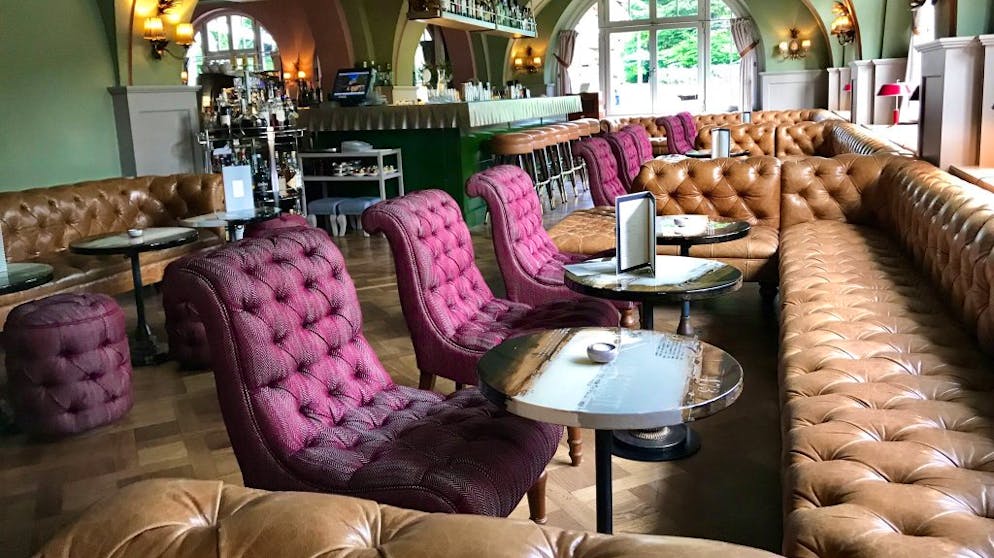 Gästewahl – Das sind die besten Schweizer Hotels. Im Grand Bellevue in Gstaad erwartet die Gäste nicht nur Aussicht mit Bergkulisse, sondern auch ein Wohlfühlerlebnis der Extraklasse. Ebenfalls exquisit: Gaumenfreuden auf Zwei-Sterne-Niveau mit einem eigenen Sushi-Koch. Das alles zusammen ergibt Platz 7.