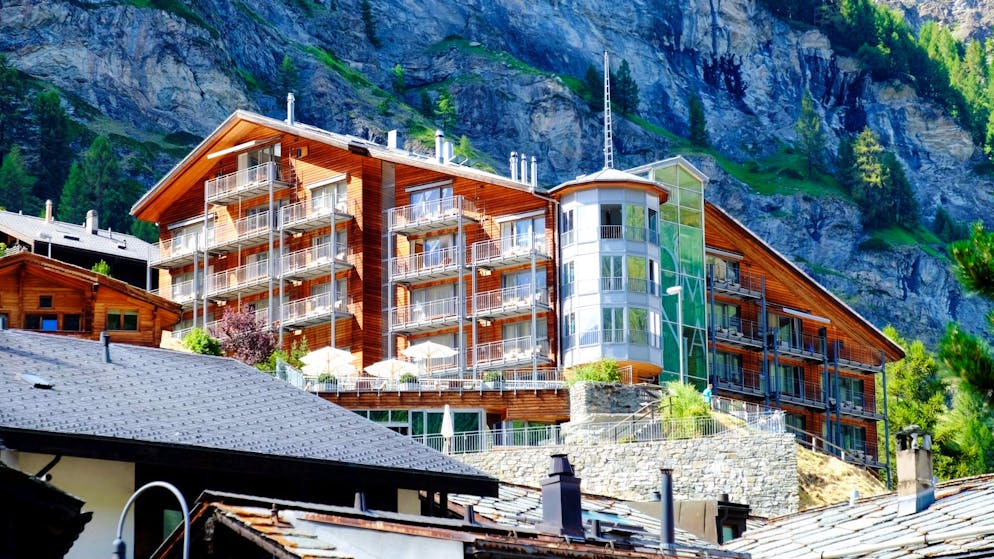 Gästewahl – Das sind die besten Schweizer Hotels. Auf einem Felsvorsprung über Zermatt thront das Omnia. Ein beleuchteter Tunnel und ein gläserner Aufzug führen zum Hoteleingang, was die Gäste in Erstaunen versetzt und einen Hauch Magie versprüht. Dieses Gefühl setzt sich im Inneren des Hotels fort. Alles zusammen bedeutet Rang 3 bei den Tripadvisor-User.