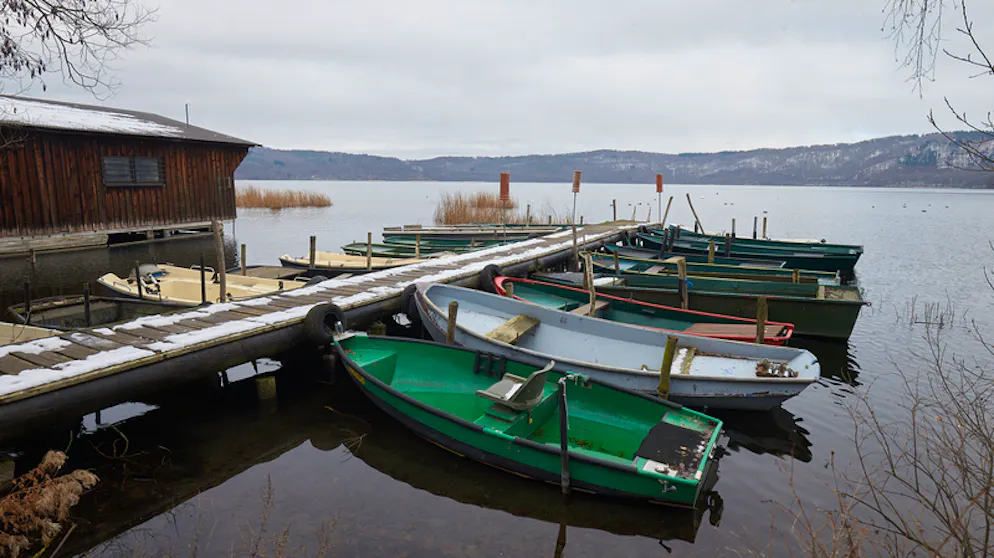 Boote dümpeln an einem Anlegesteg am Laacher See. Unter den Wassermassen schlummert ein Vulkan, der noch sehr aktiv ist, wie Forscher erstmals belegt haben.