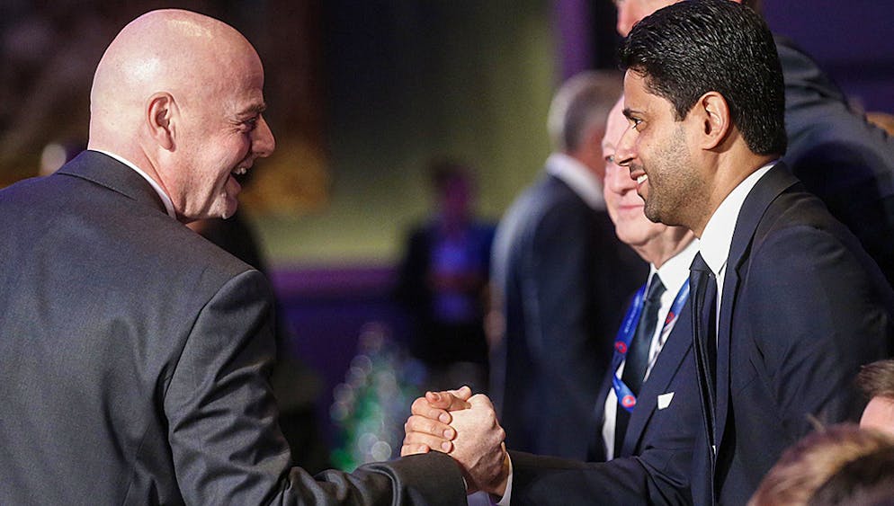 Freunde mit gewissen Vorzügen: FIFA-Präsident Gianni Infantino gratuliert PSG-Boss Nasser Al-Khelaifi zur Wahl ins Exekutivkomitee der UEFA.