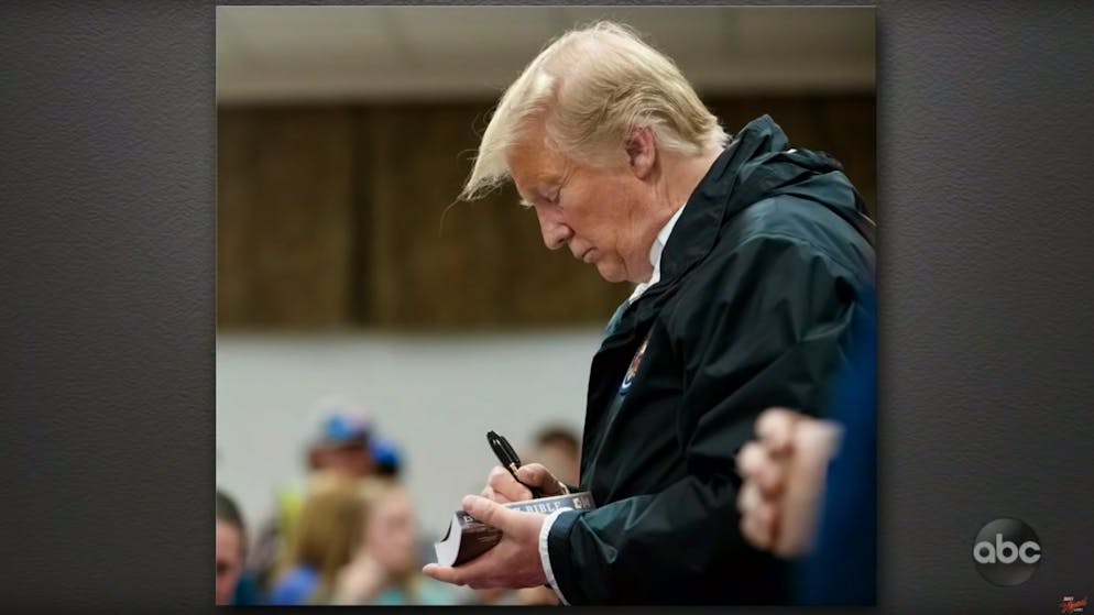 Trump signiert in Alabama eine Bibel.