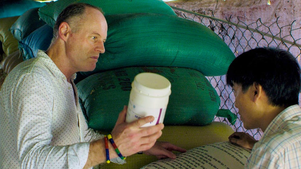 Wie «Killer-Keime» uns bedrohen. Der Mikrobiologe Timothy Walsh (links) von der Universität Cardiff nimmt weltweit Proben. Immer wieder stösst er auf Keime, die ihm bislang nicht bekannt waren.