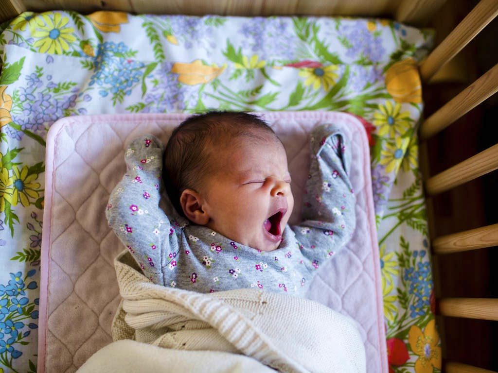 Prevenzione: Dormire sul divano col neonato: ecco perché non farlo
