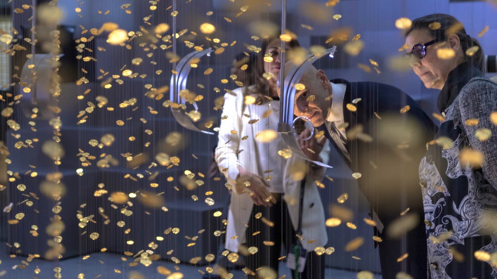 Besucher der Uhren- und Schmuckmesse Baselworld werden durch ein Glitzerspiel in den Bann gezogen.