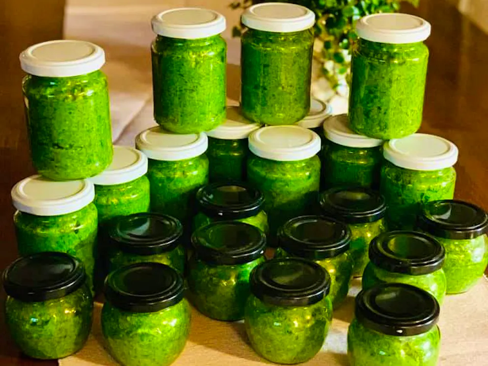 Tre chili e mezzo di pesto all'aglio appena invasettato e pronto per essere cucinato. 