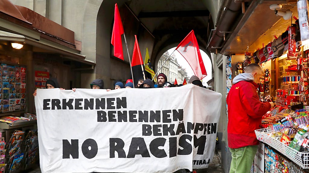 Rassismus. Rassismus findet meistens im Alltag statt