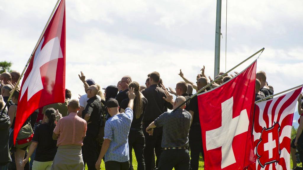 Geheimdienst schaut weg. Wegen Gesetzeslücke – Schweizer Neonazis können ungehindert hetzen