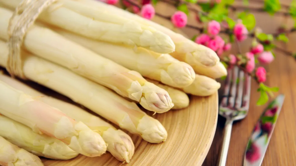 So früh wie selten. Der heimische Spargel ist schon da