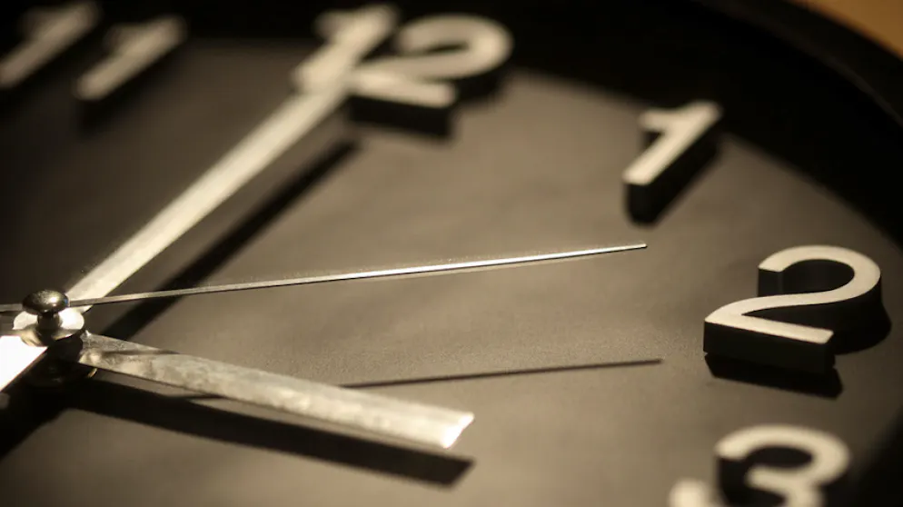 Am nächsten Sonntag beginnt die Sommerzeit: Um 2 Uhr werden in der Schweiz wie in den meisten europäischen Ländern die Uhren auf 3 Uhr vorgestellt. Das EU-Parlament hat das Ende der Zeitumstellung jetzt einen entscheidenden Schritt näher rücken lassen. (Archivbild)