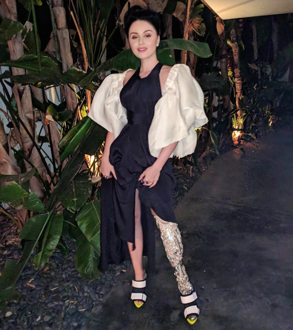 Modelkarriere dank einzigartiger Looks. Viktoria Modesta, deren linkes Bein amputiert wurde, ist ein Star des glamourösen Crazy Horse.