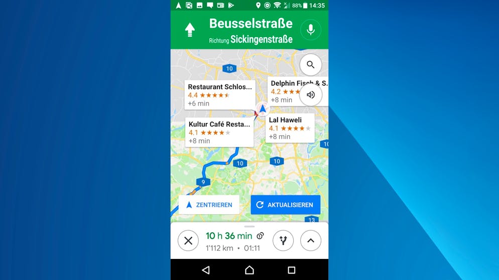 Google Maps als perfekter Reisebegleiter. Hier lässt sich dann nach «Restaurants» oder «Tankstellen» suchen. Google Maps zeigt nun Vorschläge entlang der Route an und sagt auch direkt, wie lange der Umweg wäre, um eine bestimmte Lokalität aufzusuchen.