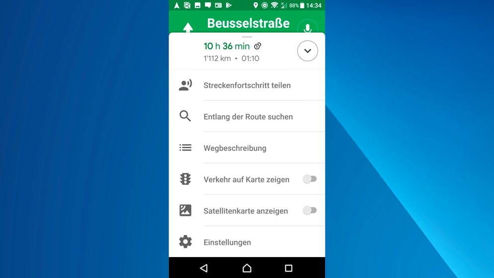 Google Maps als perfekter Reisebegleiter. Bei einer langen Autofahrt braucht es Zwischenstopps zum Stärken und zum Auftanken. Um hier etwas zu finden, muss in der Navigationsfunktion von Google Maps die untere Leiste hochgezogen werden. Nun hat man mehrere zusätzliche Optionen, wie «Entlang der Route suchen».