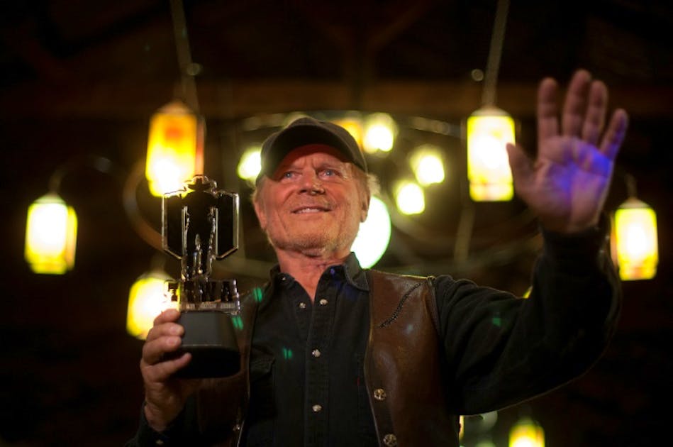 Toujours actif! Terence Hill, la star du western spaghetti, souffle