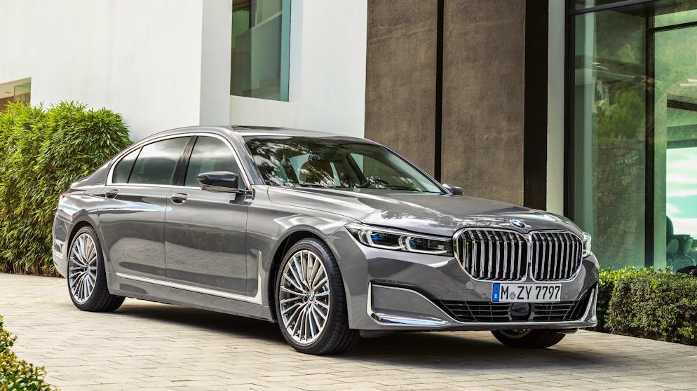 Neuheiten am 89. Genfer Autosalon. BMW bringt den neuen Plug-In-Hybrid 745e mit, der 384 PS auf die Strasse bringt und immerhin 55 Kilometer weit kommt, wenn er nur die Batterie benutzt.