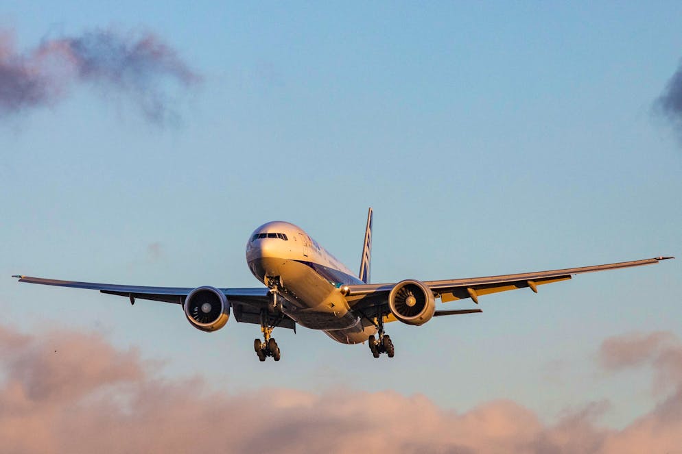 Auf Fernreisen kommen Reisende um das Flugzeug nicht herum. Experten raten: dann wenigstens länger vor Ort bleiben.