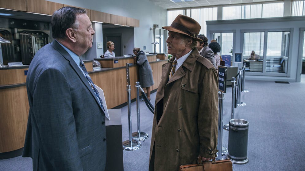 «The Old Man & The Gun»: Robert Redford blüht ein letztes Mal auf. Mit Schnauz, Charme und Fedora: Redford schmiert dem Filialleiter Honig ums Maul – mit Erfolg.