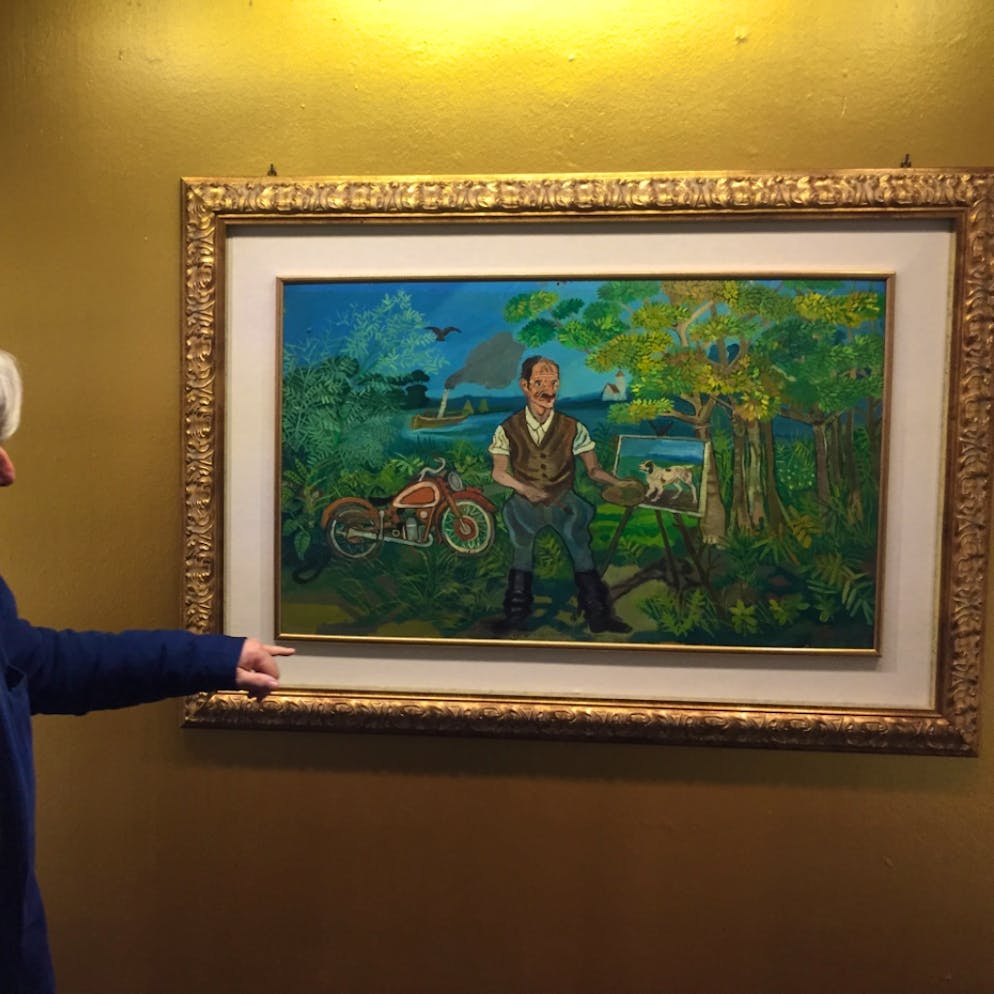Co-Kurator Sandro Parmiggiani erklärt das Bild «Selbstbildnis mit Motorrad und Staffelei in der Landschaft» von Antonio Ligabue, das zurzeit in einer Ausstellung im Museum im Lagerhaus in St. Gallen zu sehen ist.