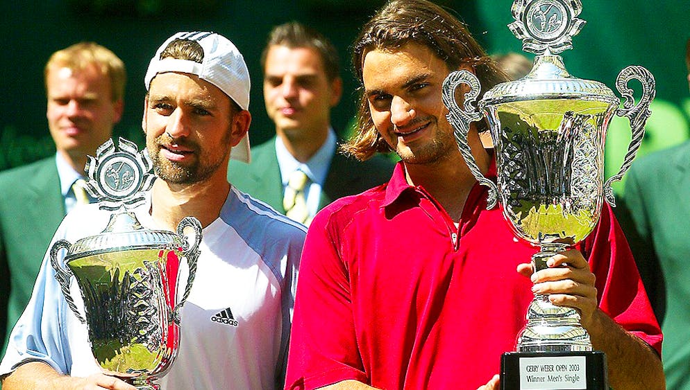 Bildergalerie 103 Titel Roger Federer. Gegen den Deutschen Nicolas Kiefer triumphiert der Schweizer in Halle erstmals auf Rasen (6:1, 6:3). Der erste Turniersieg auf seiner Lieblingsunterlage bedeutete ATP-Titel Nummer acht.