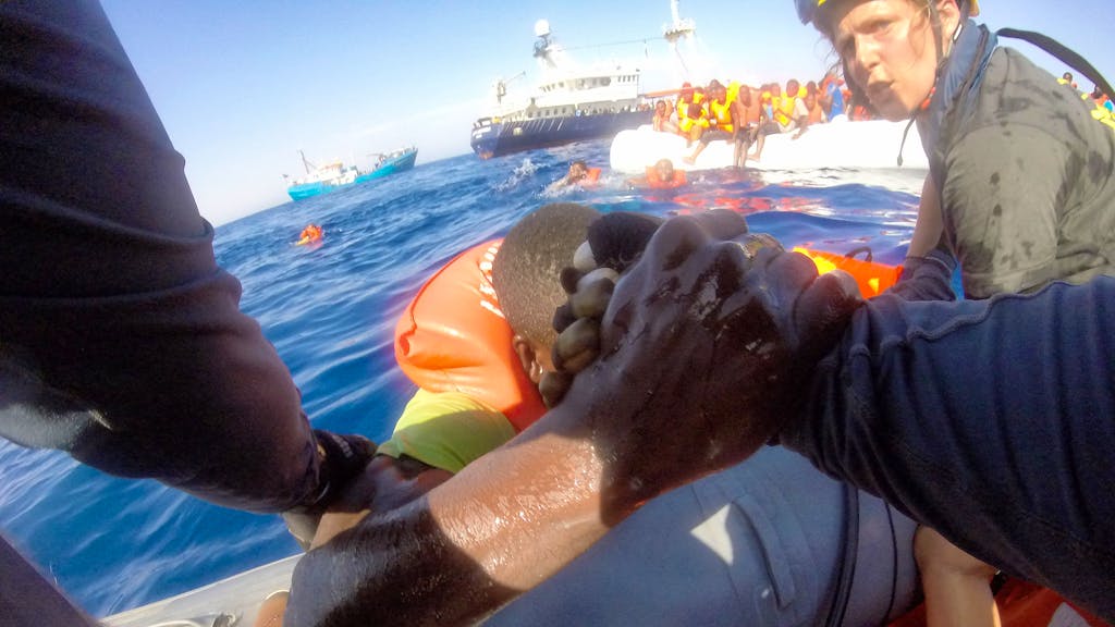 Paul-Grüninger-Preis. Schweizer zeichnen Seenotretter aus, aber Italien klagt sie an