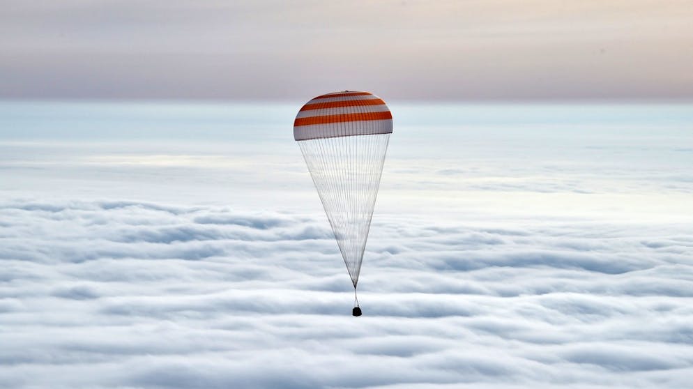 Langer Aufenthalt im All – Studie mit Zwillingen liefert Überraschungen. Zusammen mit dem russischen Kosmonauten Michail Kornijenko hatte Scott knapp ein Jahr auf der ISS vebracht, bevor das Raumschiff Sojus TMA-18M die beiden Männer zurückbrachte.