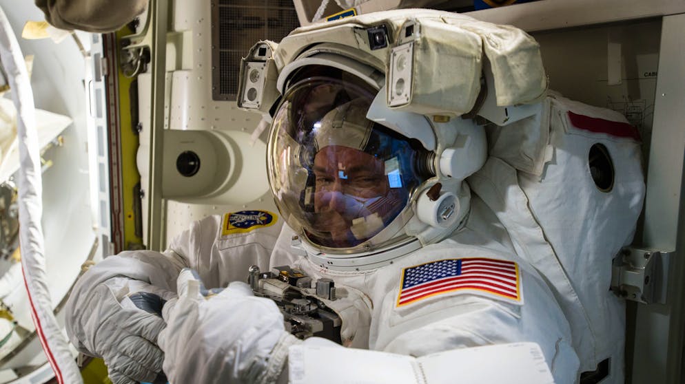 Langer Aufenthalt im All – Studie mit Zwillingen liefert Überraschungen. Bei Scott Kelly entwickelte sich im All unter anderem die Genaktivität anders als bei seinem Zwillingsbruder auf der Erde. Mehr als 90 Prozent dieser Aktivität entwickelte sich innerhalb von sechs Monaten aber wieder zurück auf das Level vor der Mission.