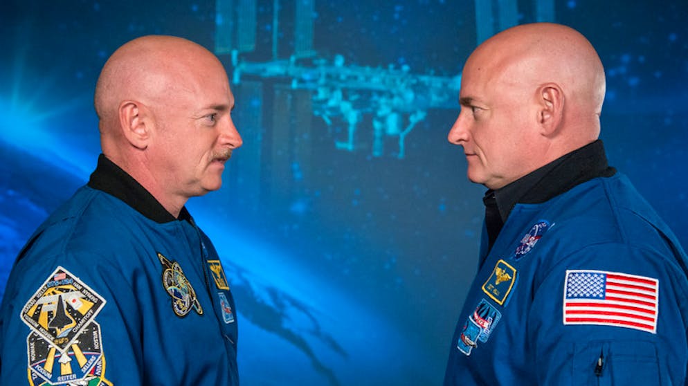 Langer Aufenthalt im All – Studie mit Zwillingen liefert Überraschungen. Die US-Astronauten Mark (links) und Scott Kelly stehen sich gegenüber. Ein längerer Aufenthalt im All scheint die Gesundheit und den körperlichen Zustand von Astronauten nicht nachhaltig zu beeinträchtigen, wie eine Studie nahezulegen scheint.