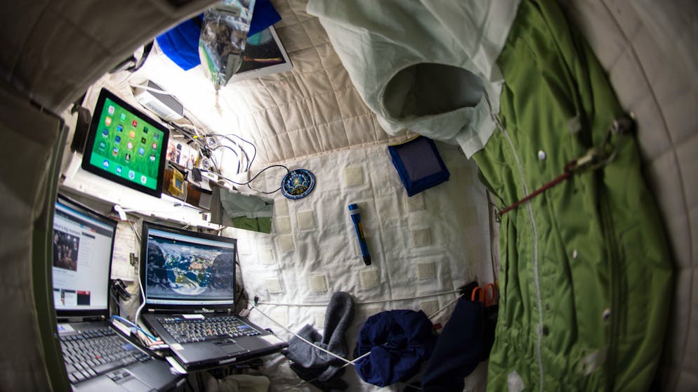 Langer Aufenthalt im All – Studie mit Zwillingen liefert Überraschungen. Blick in Scotts persönliches Quartier. Der 1964 geborene Astronaut fungierte auf der ISS als Bordingenieur.