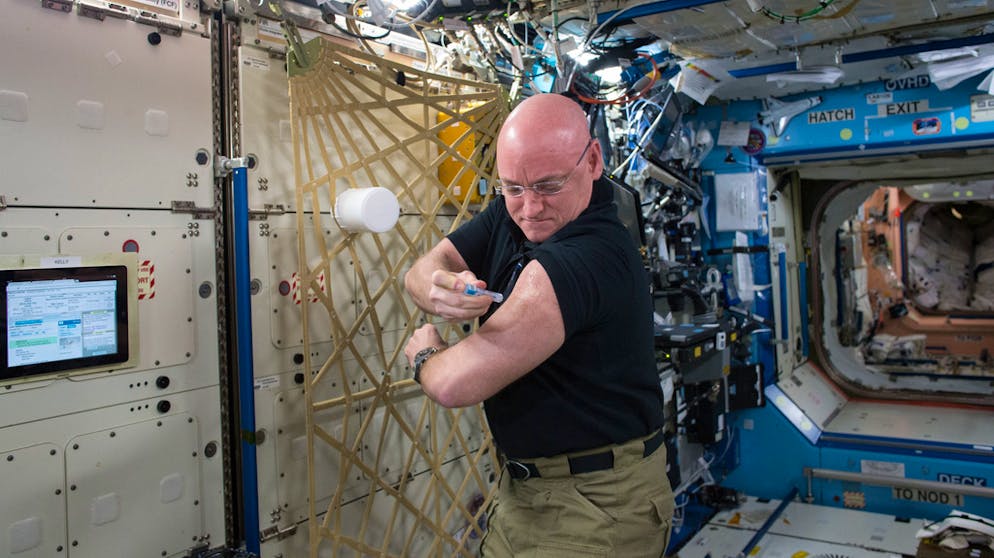 Langer Aufenthalt im All – Studie mit Zwillingen liefert Überraschungen. Als Beitrag zur Studie impfte sich Kelly auf der ISS gegen die Grippe. Wie die Forscher berichten, wirkt eine Grippe-Impfung im All genauso wie auf der Erde. Und die Darmflora veränderte sich nicht stärker als dies auch auf der Erde unter Stressbedingungen beobachtet wird.