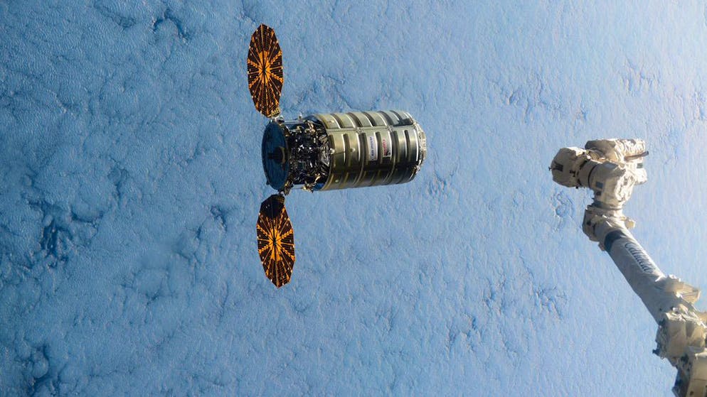 Langer Aufenthalt im All – Studie mit Zwillingen liefert Überraschungen. Seit dem 2. November 2000 ist die ISS dauerhaft von Astronauten bewohnt. Auf diesem Bild von 2015 befindet sich links das Versorgungsschiff «Cygnus» im Anflug.