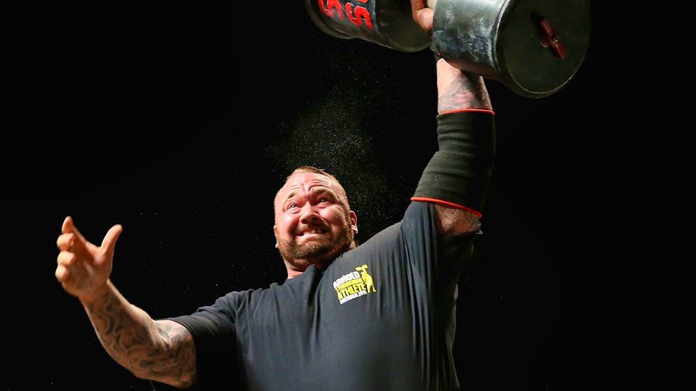 Für die kolossale Statur «trainiere ich täglich. Ich kann 1'000 Pfund heben und esse jeden Tag 10'000 Kalorien», verrät Björnsson. «Wenn wir in den Supermarkt gehen, brauchen wir einen Truck», sagt seine 53 Kilo leichte Frau Kelsey Henson. «Aber das ist okay – er kann einen Truck mit seinen blossen Händen ziehen.»