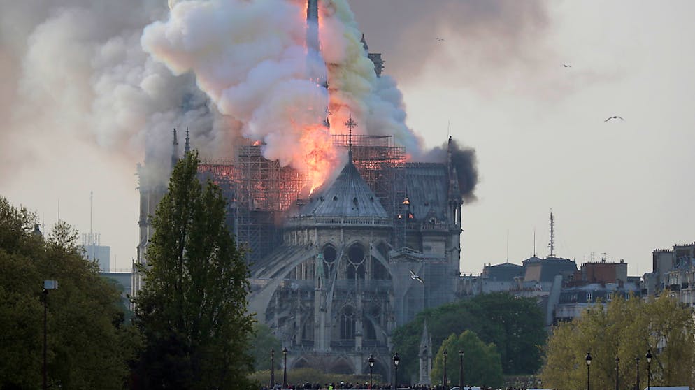 Grossbrand auf unserer Notre-Dame. Die berühmte Kathedrale brennt lichterloh.