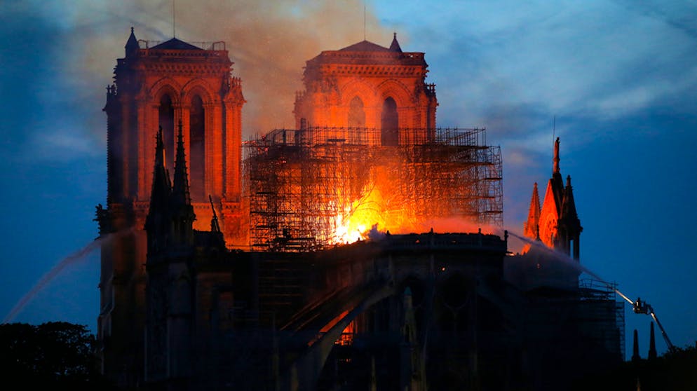 Grossbrand auf unserer Notre-Dame. Wie ein Sprecher der Kathedrale mitteilte, werde vom Dachstuhl wohl nichts mehr übrig bleiben.