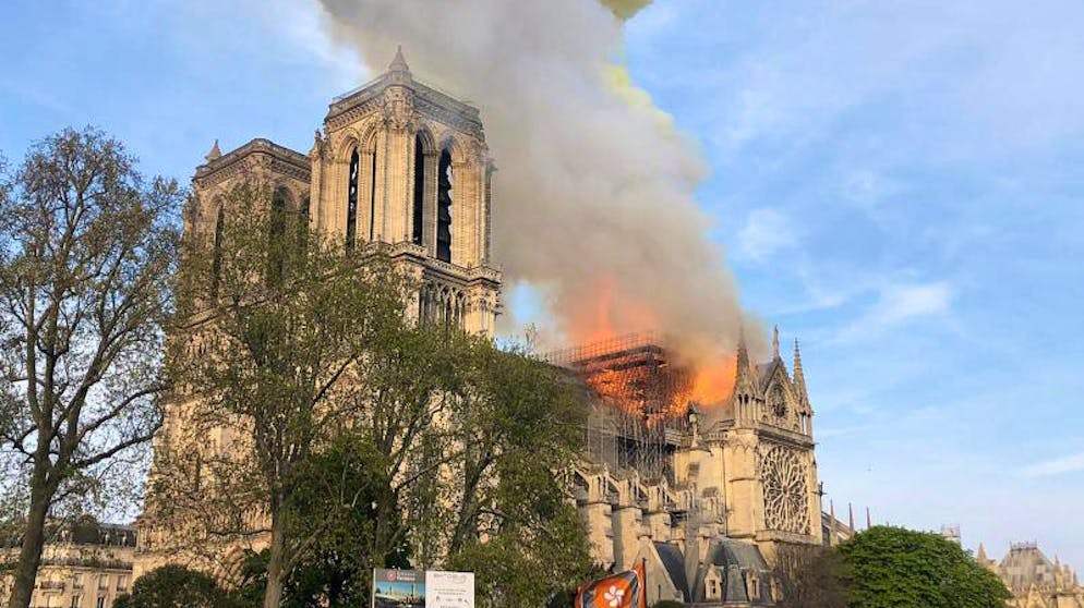 Grossbrand auf unserer Notre-Dame. Flammen und Rauch steigen von einem der berühmtesten Wahrzeichen der Welt, der Pariser Kathedrale Notre-Dame, auf.