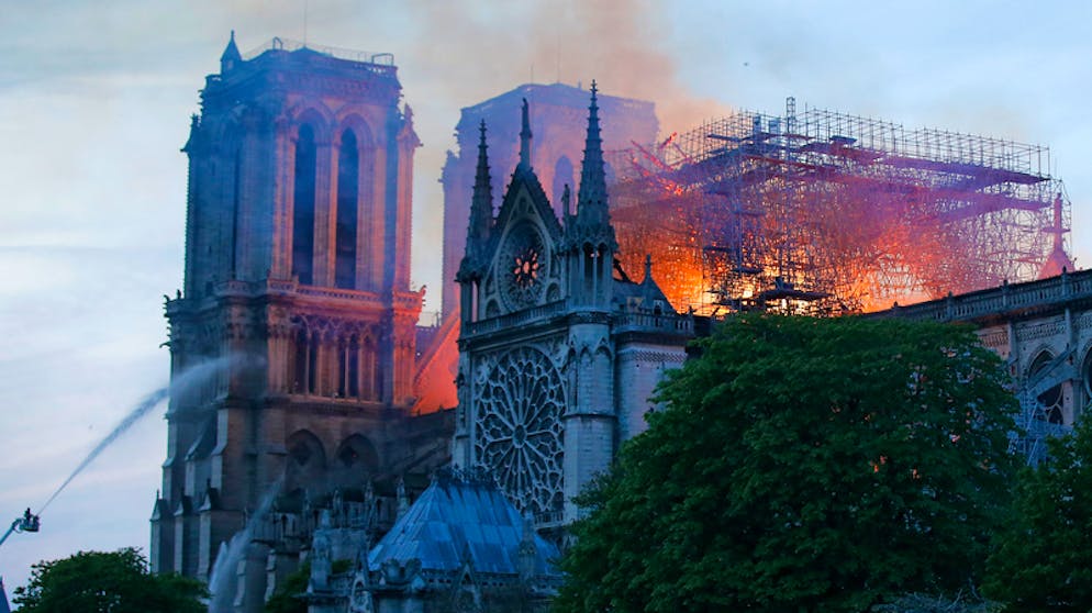 Grossbrand auf unserer Notre-Dame. Ein Feuerwehrmann versucht, das Feuer in der Kathedrale Notre-Dame zu löschen.