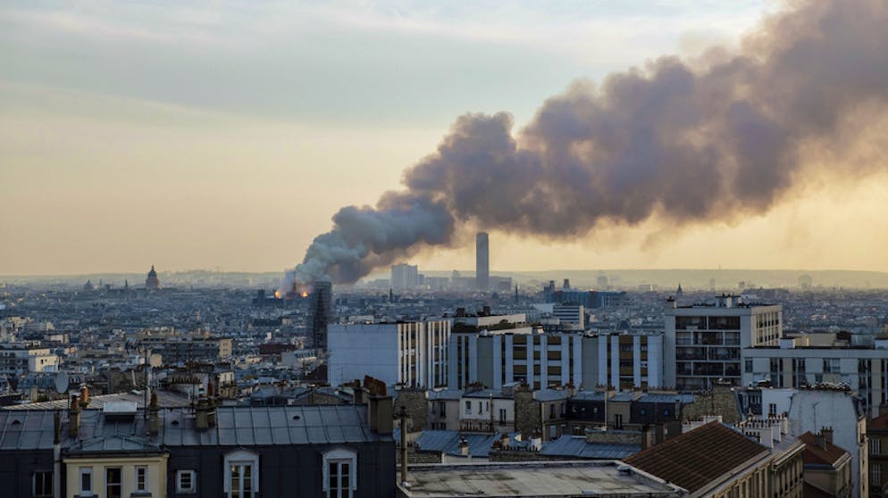 Grossbrand auf unserer Notre-Dame. Eine riesige Rauchsäule im Herzen von Paris.