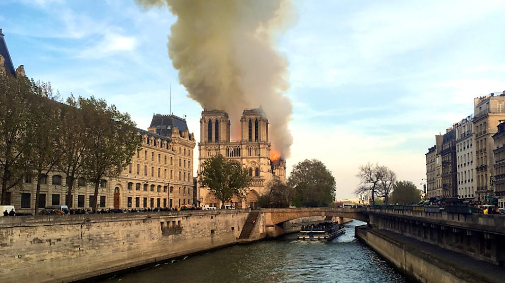 Grossbrand auf unserer Notre-Dame. Graue Rauchwolken steigen in die Höhe und sind kilometerweit zu sehen.