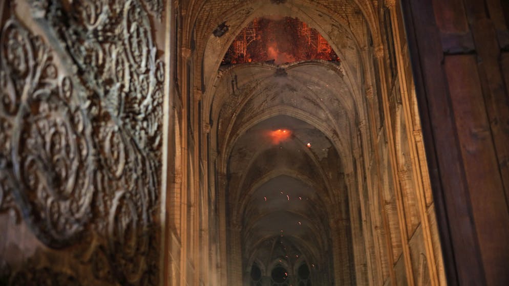 Grossbrand auf unserer Notre-Dame. Glutstücke fallen in den Innenbereich der Kathedrale.