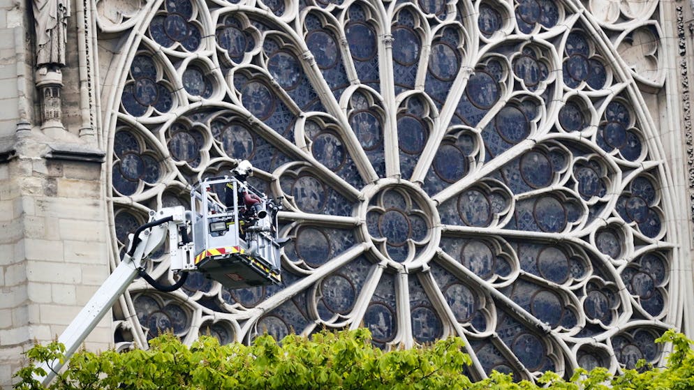 Grossbrand auf unserer Notre-Dame. Das nördliche Rosenfenster aus dem 13. Jahrhundert blieb offenbar unbeschädigt. Der Zustand der beiden weiteren Rosenfenster war zuletzt unklar.
