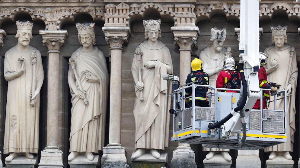 Grossbrand auf unserer Notre-Dame. Statuen an der Fassade von Notre-Dame: Die Figuren der zwölf Apostel vom Dach der Kathedrale wurden zufällig gerettet. Sie waren erst vor wenigen Tagen für Renovierungsarbeiten entfernt worden – über den Zustand der berühmten Wasserspeier und Chimären kann noch nichts Genaues gesagt werden.