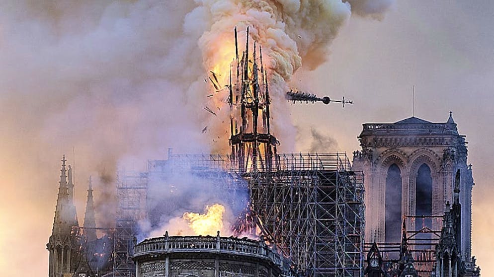 Grossbrand auf unserer Notre-Dame. Der kleine Spitzturm auf dem Dach der Kathedrale stürzt ein.