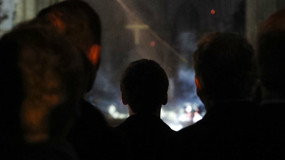 Grossbrand auf unserer Notre-Dame. Der französische Präsident Emmanuel Macron betrachtet die Zerstörungen im Kirchenschiff der Notre-Dame.