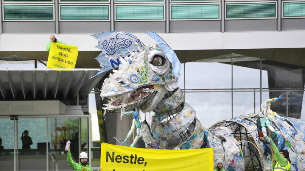 Umwelt. Greenpeace mit Plastik-Drachen gegen Nestlé