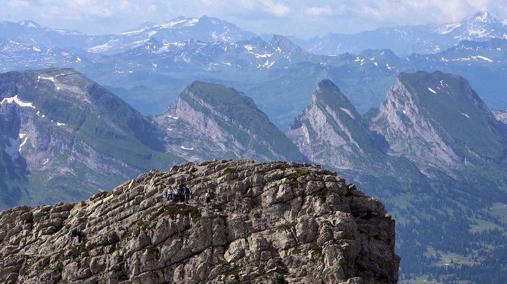 Rund um den Säntis vereinen sich viele Gegensätze – schroffe Felswände, tiefblaue Seen, liebliche Hügellandschaften.
