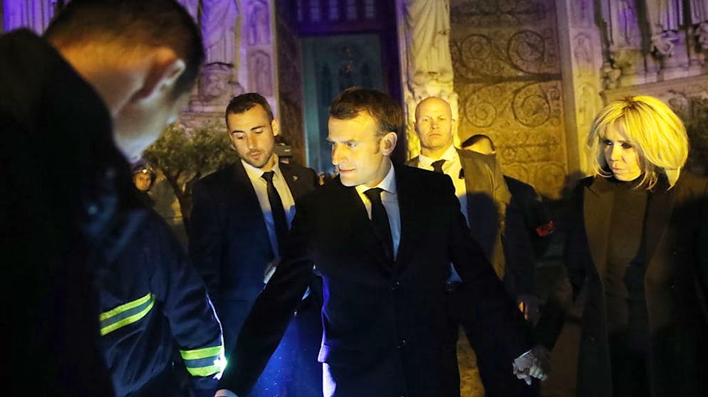 Grossbrand auf unserer Notre-Dame. Emmanuel Macron und seine Frau Brigitte besuchen den Brandort und sprechen mit Feuerwehrleuten. 