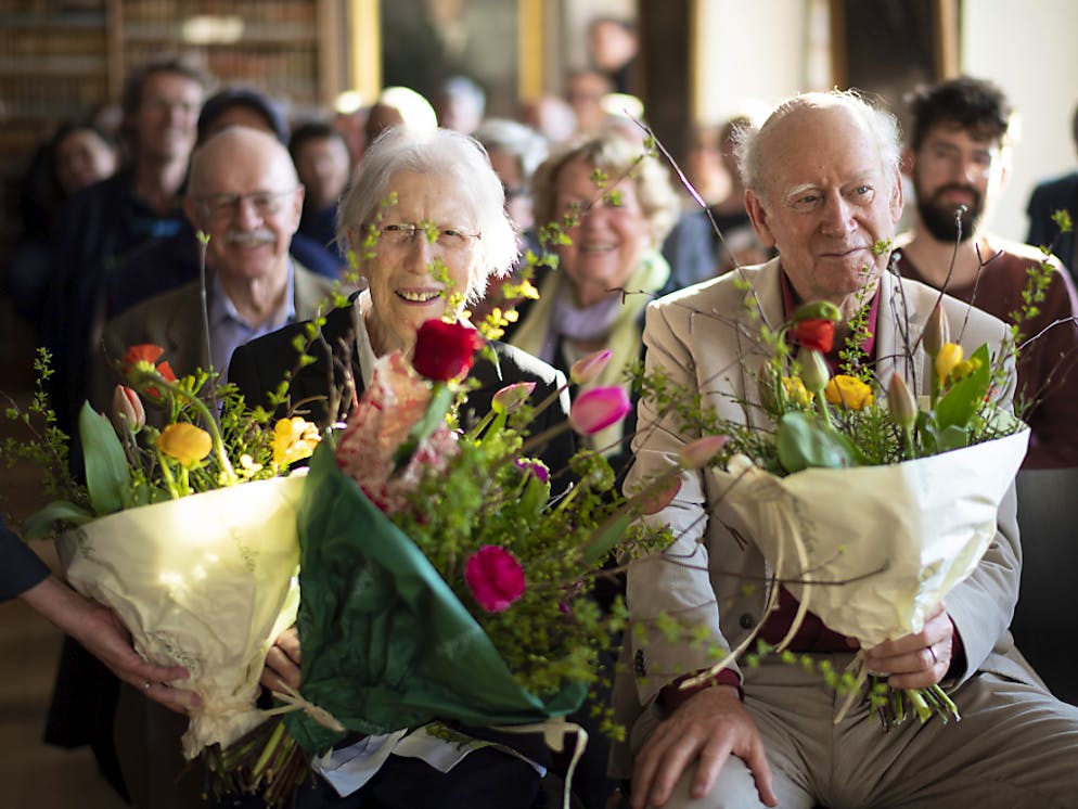 Die Schweizer Autorin Helen Meier sitzt neben Autor Franz Hohler, anlässlich einer Feier zu ihrem 90. Geburtstag am Mittwoch in Trogen.