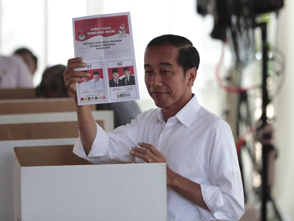 Indonesiens Präsident Joko Widodo am Mittwoch bei der Stimmabgabe in Jakarta – es zeichnet sich ein klarer Sieg des Amtsinhabers ab.