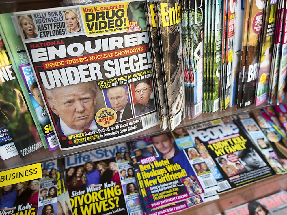 Der hoch verschuldete US-Verlag American Media (AMI) verkauft die US-Präsident Donald Trump nahestehende Klatschzeitung «National Enquirer» sowie die Schwesterblätter «Globe» und «National Examiner». Den Titel übernehmen will der US-Zeitungsmogul James Cohen. (Archivbild)