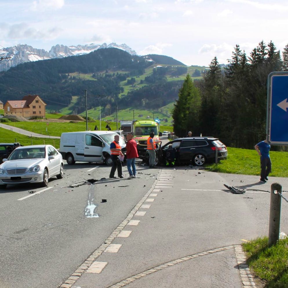 Beim Auffahrunfall zwischen Appenzell und Meistersrüte wurden vier Personen verletzt. Weil ein Auto das Geleise der Appenzeller Bahn blockierte, kam es zu einem zweistündigen Bahnunterbruch.
