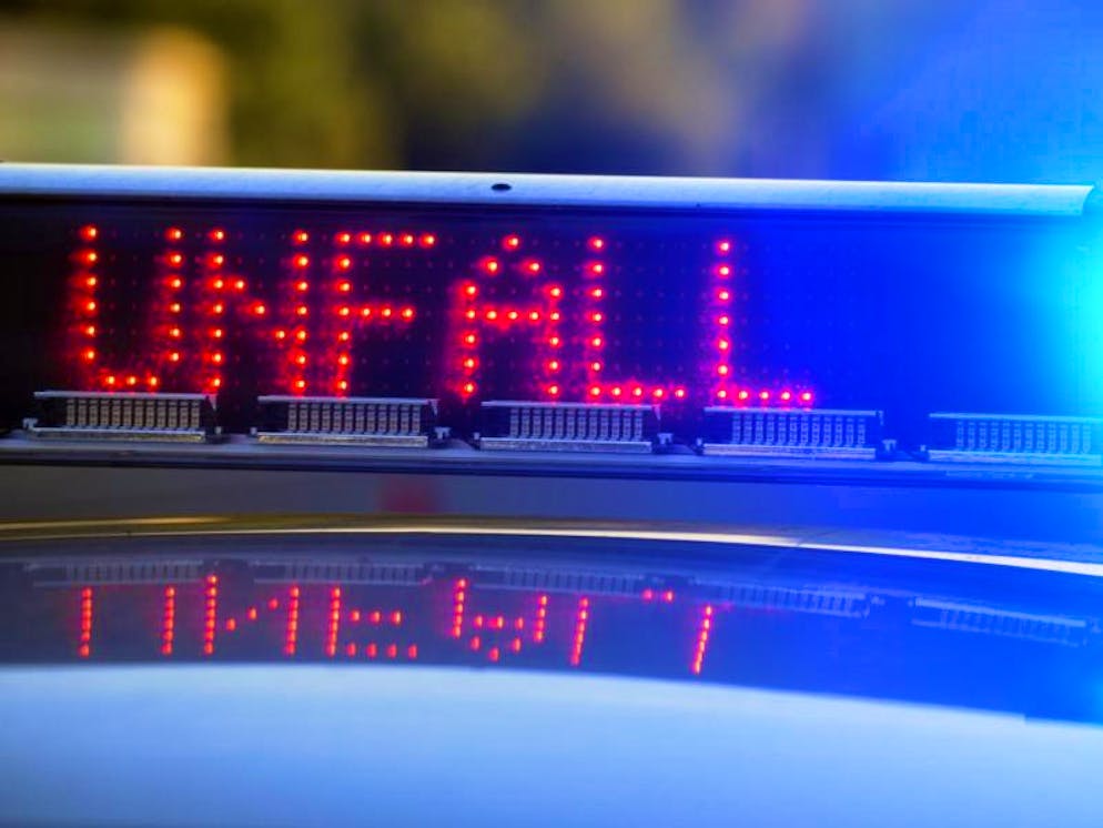 Ein Polizeiauto wurde in einen Unfall verwickelt.