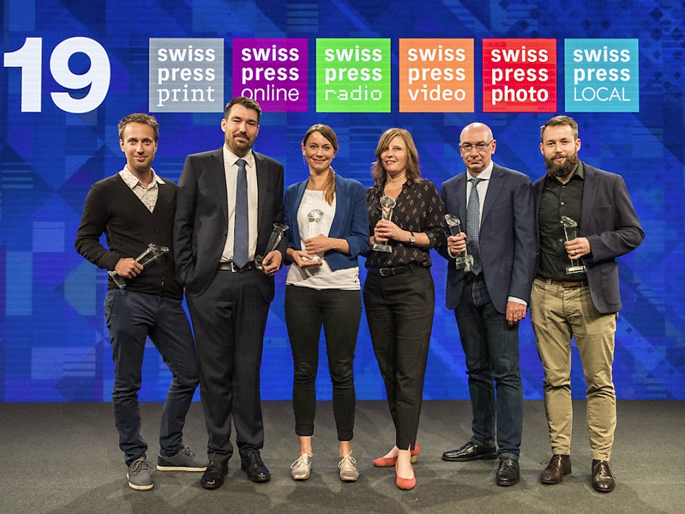 Swiss-Press-Awards in Bern verliehen. Die Gewinnerinnen und Gewinner der Swiss Press Awards 19, von links: Stefan Bohrer (Foto), Florian Imbach (Video), Rahel Walser (Radio), Camille Krafft (Print), Alessandro Bertellotti (Local) und Pierre Pistoletti (Online).